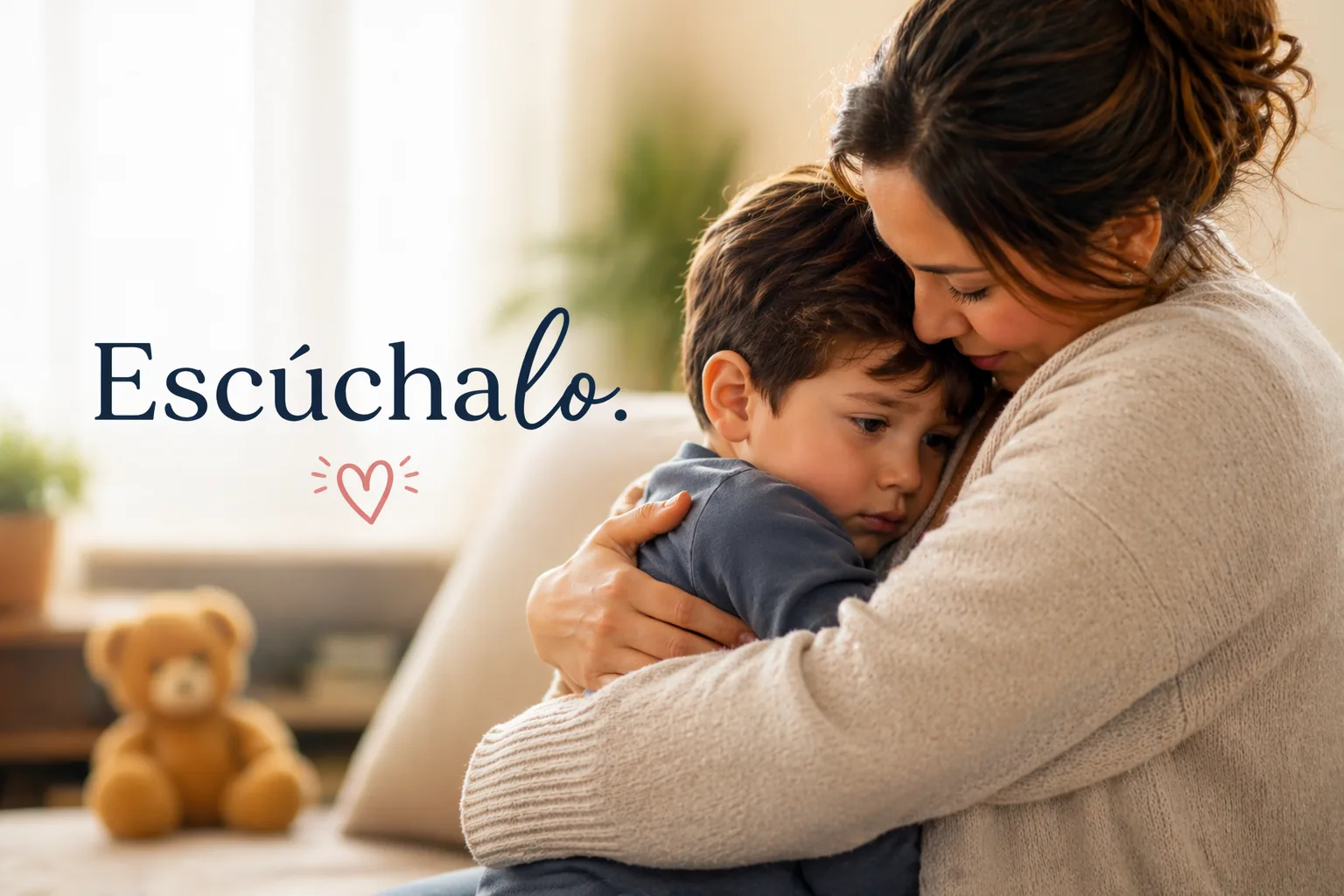 Madre abrazando a su hijo mientras lo consuela, representando la importancia de escuchar a los niños